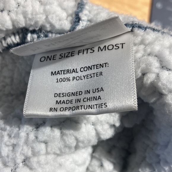 “comfy” -blanket hoodie - Picture 4 of 4